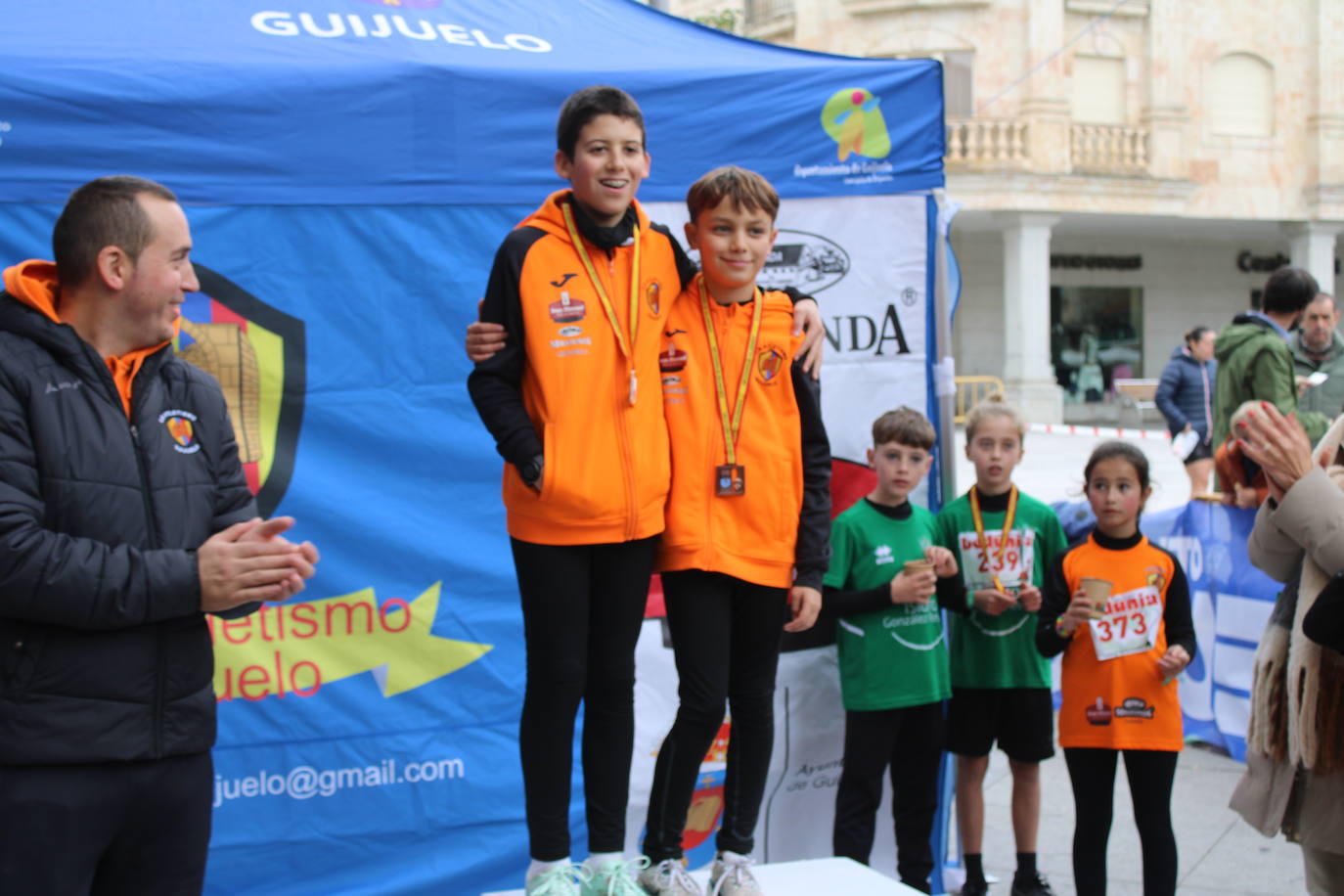 Guijuelo disfruta con su jamón velo más solidario