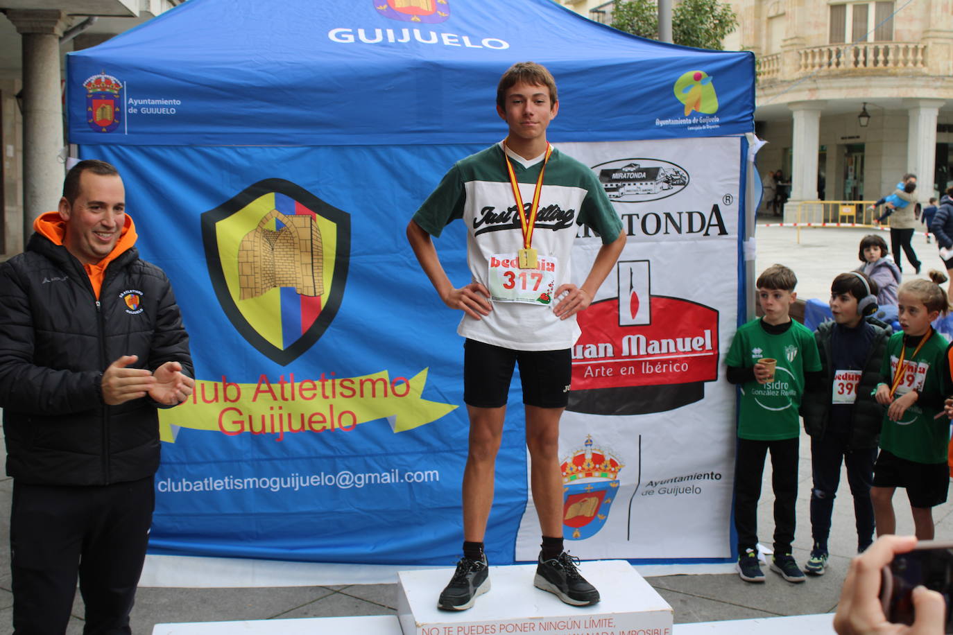 Guijuelo disfruta con su jamón velo más solidario