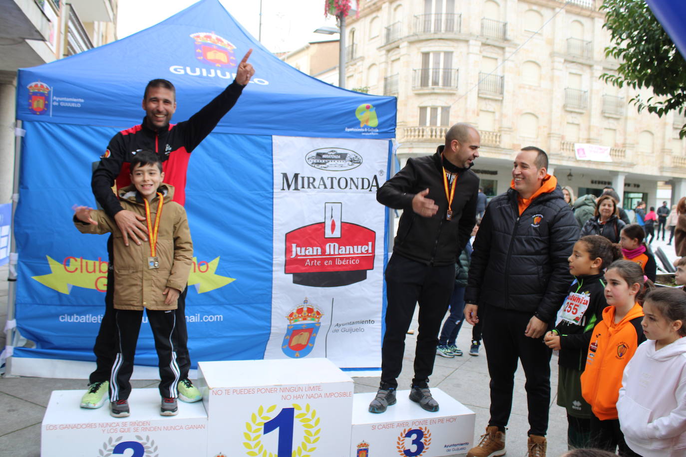 Guijuelo disfruta con su jamón velo más solidario