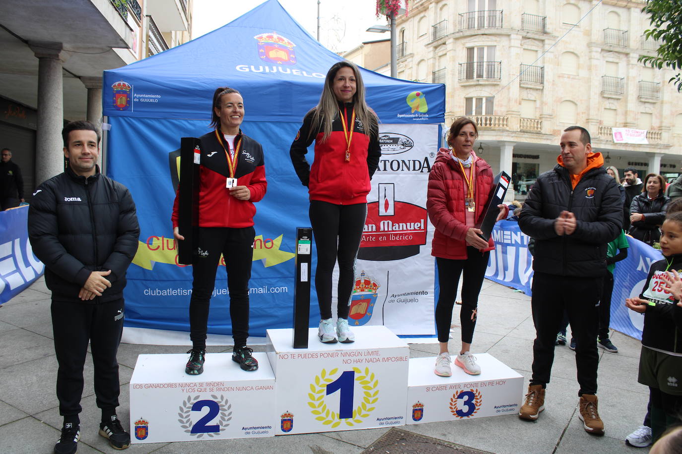 Guijuelo disfruta con su jamón velo más solidario