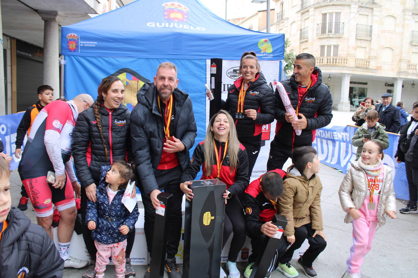 Guijuelo disfruta con su jamón velo más solidario