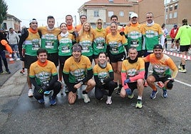 El grupo de participantes del equipo ALCER, en la salida de la carrera.