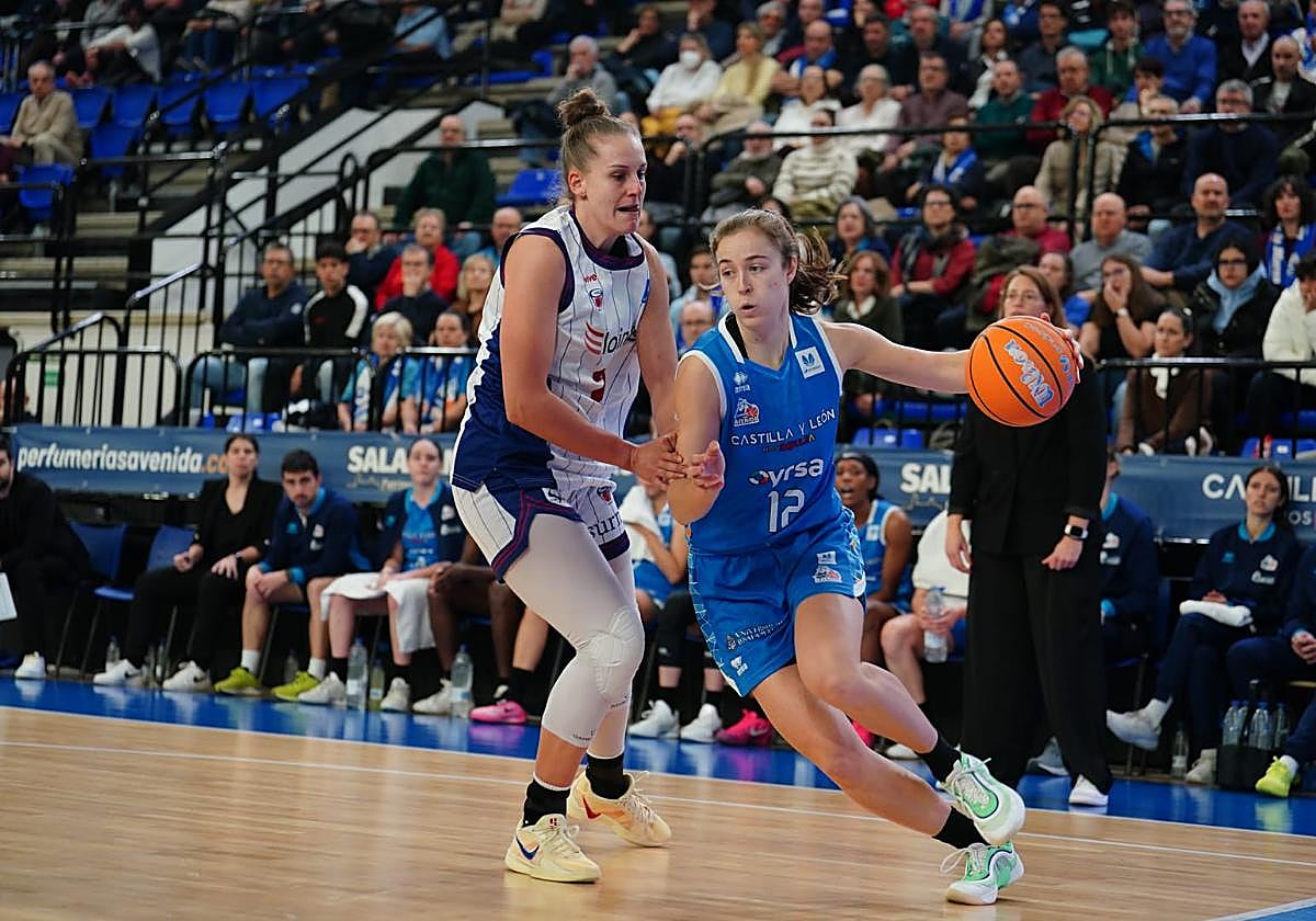 Abby Meyers, máxima anotadora de Avenida, intenta marcharse de su defensora.