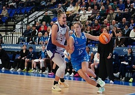 Abby Meyers, máxima anotadora de Avenida, intenta marcharse de su defensora.