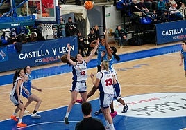 Khadijiah Cave lanza a canasta en el Perfumerías Avenida-Lointek Gernika de este domingo.