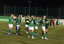 Los jugadores del CD Guijuelo celebran el triunfo ante Unionistas B.