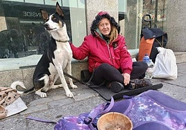 Laura, junto a su inseparable perra, en una de las calles del centro de Salamanca.