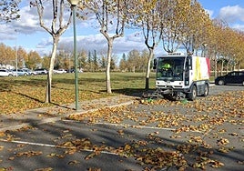 Maquina barredora, en la urbanización Vega de Salamanca.