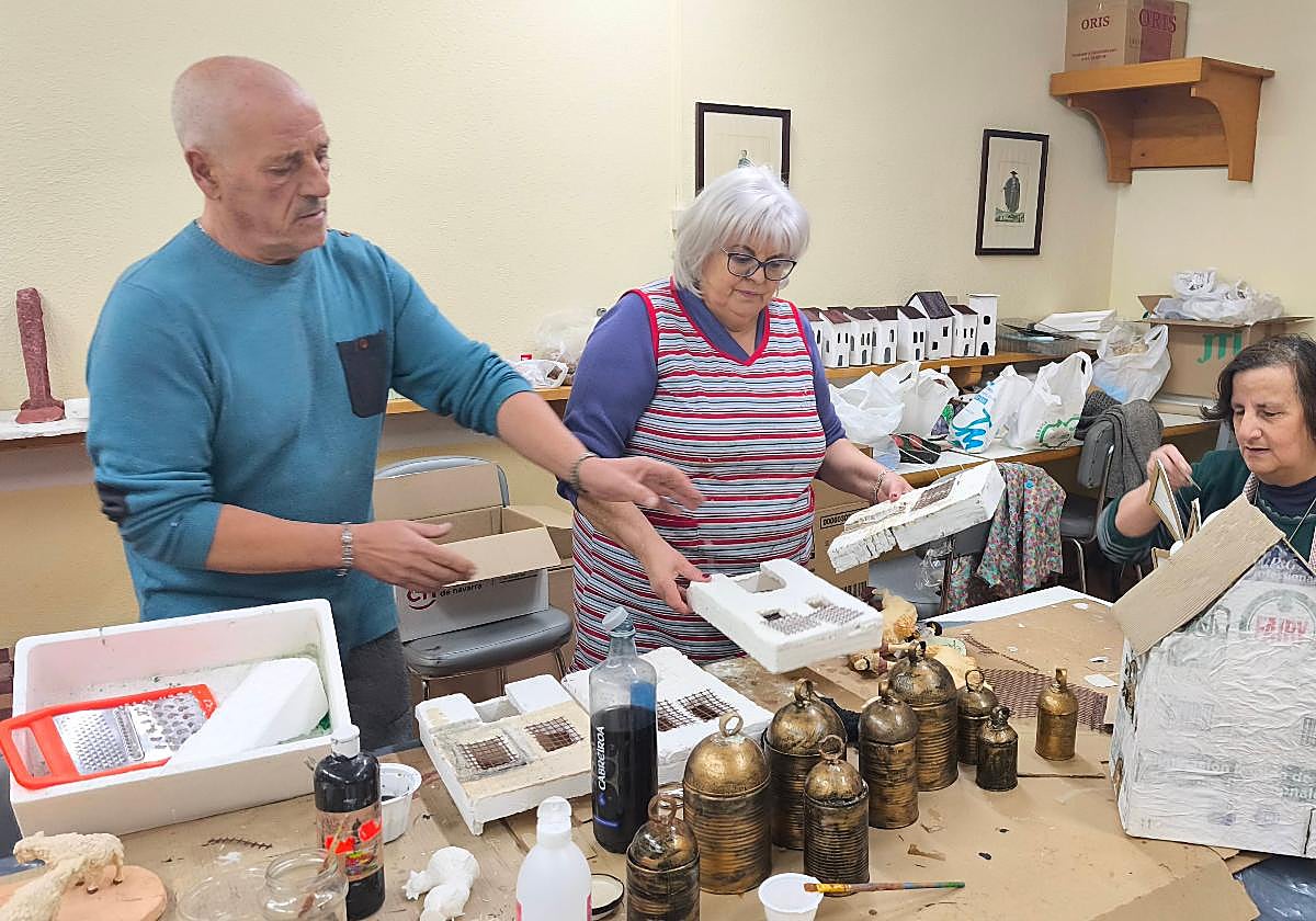 Luciano Pro, Teresa López y Marisol Terrero, trabajando en la creación del Belén.