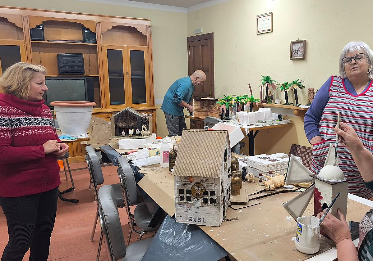 Imagen principal - Un Belén fruto de la unión vecinal en Palaciosrubios: «Tiene vinagre y cosas oxidadadas»