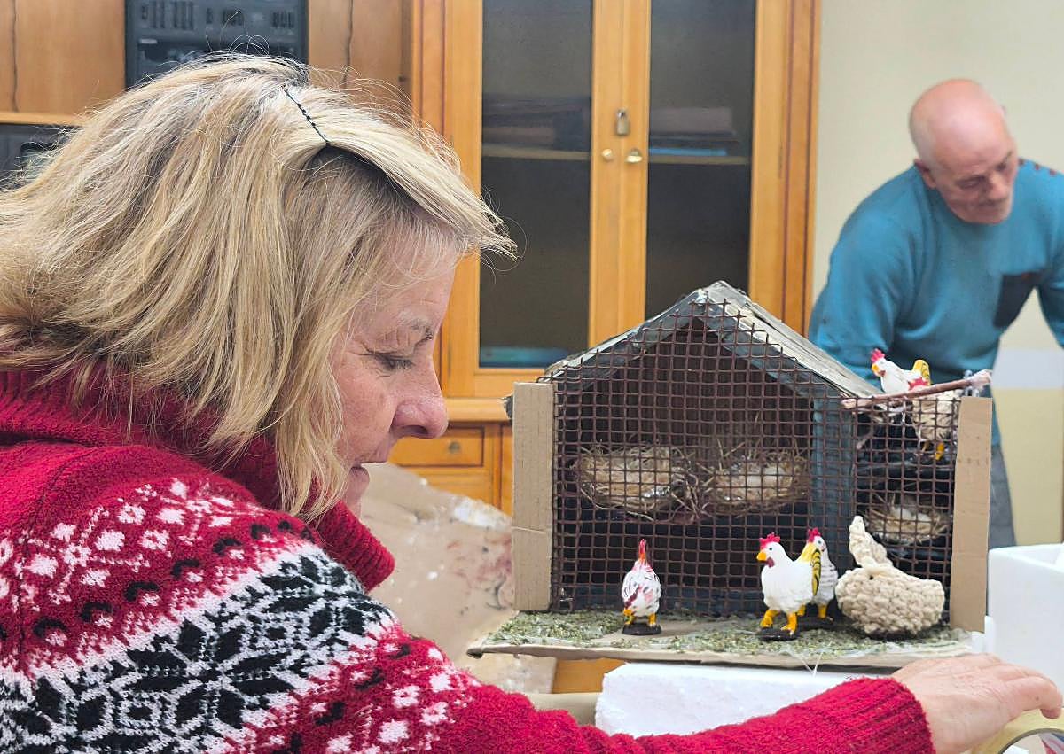 Imagen secundaria 1 - Un Belén fruto de la unión vecinal en Palaciosrubios: «Tiene vinagre y cosas oxidadadas»