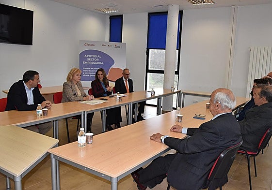 Reunión de la consejera con empresarios textiles de Béjar.