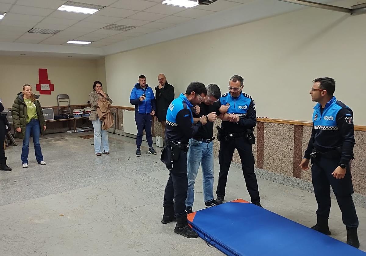 Miembros de la Policía Local de Santa Marta, durante el inicio de la formación teórica en el uso del táser.