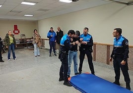 Miembros de la Policía Local de Santa Marta, durante el inicio de la formación teórica en el uso del táser.