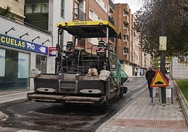 Una máquina de asfaltado, en la calle Ecuador, en Delicias.