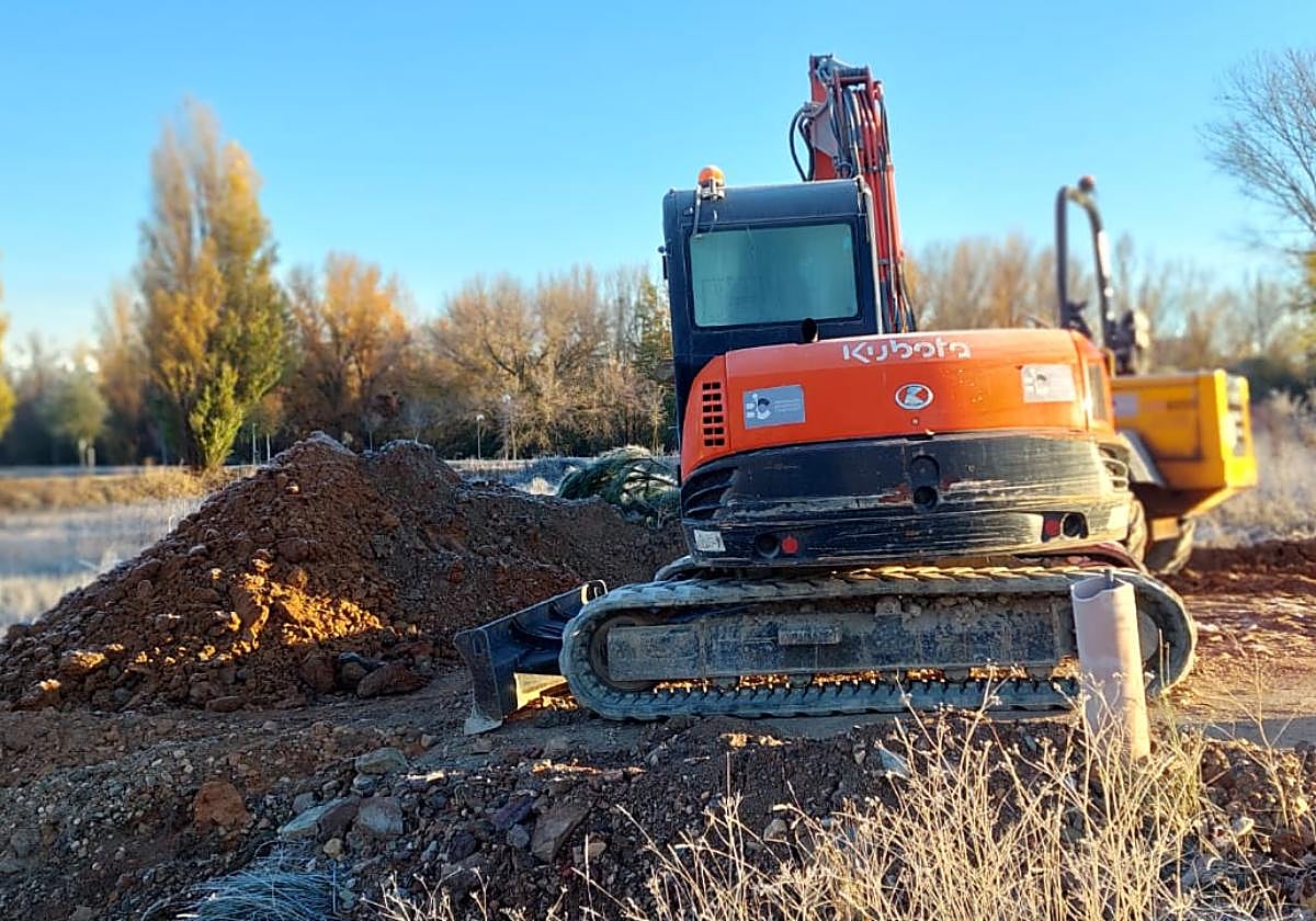 La maquinaria pesada ya ha comenzado su trabajo en la parcela de viviendas protegidas en Santa Marta.