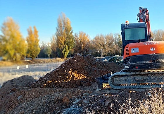 La maquinaria pesada ya ha comenzado su trabajo en la parcela de viviendas protegidas en Santa Marta.