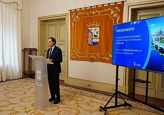 El alcalde de la ciudad, Carlos García Carbayo, durante el acto de presentación de los Presupuestos Municipales.