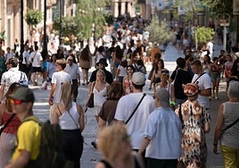 Decenas de personas, caminando por el centro de Barcelona.