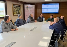 Ganaderos y compradores, durante la cotización de lechazos y corderos en la mesa de ovino.