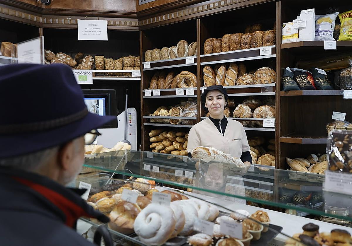 Un cliente compra el pan en La Tahona Delicatessen.