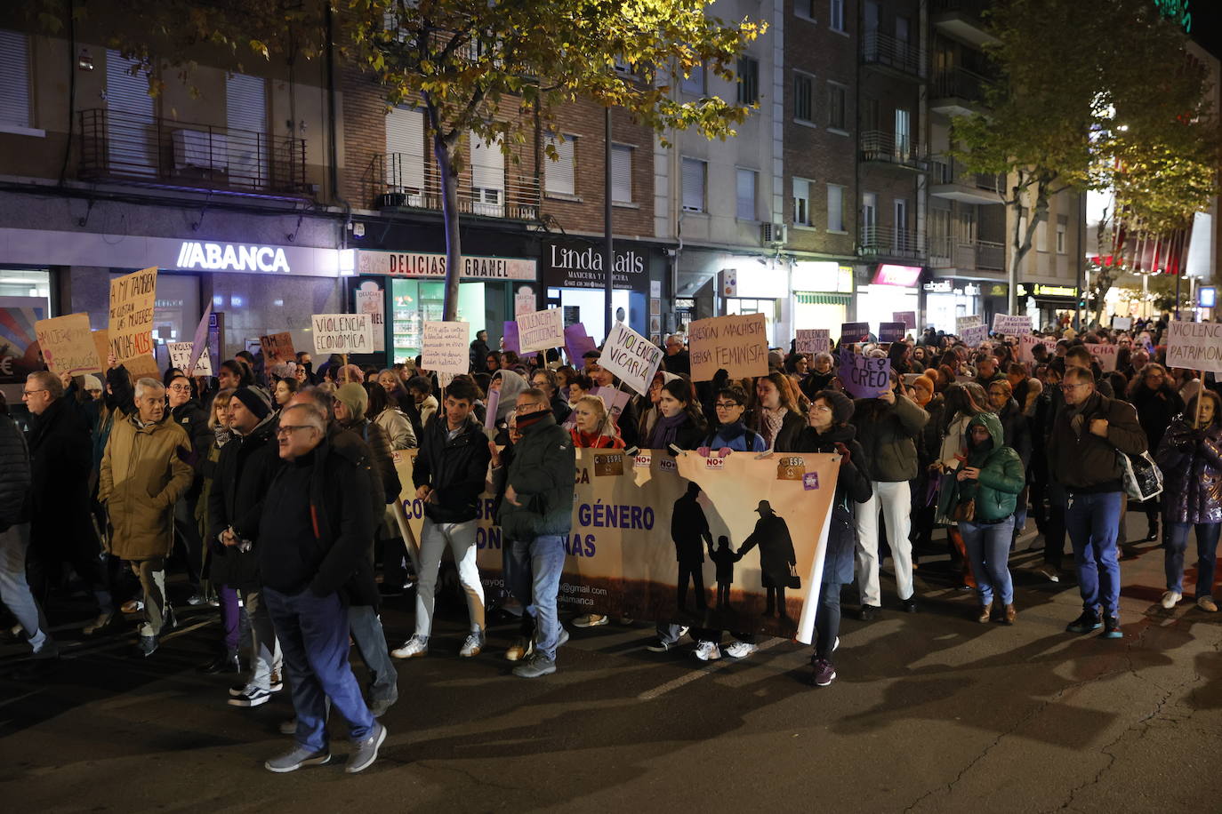 Por las que están y por las que faltan: un 25-N que multiplica el compromiso en Salamanca, en imágenes