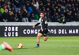 Álvaro Gómez, con el brazalete de capitán, en el choque contra el Real Madrid Castilla.