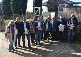 Los alumnos y las autoridades posan con los folletos realizados en esta formación.