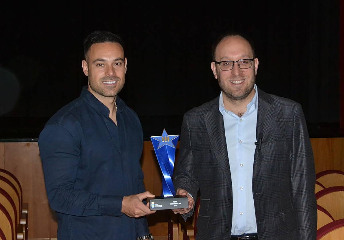 Víctor Gómez y Marcos Iglesias posan con el premio de este año.
