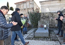 El alcalde deposita un ramo de flores ante la tumba de Mateo Hernández.