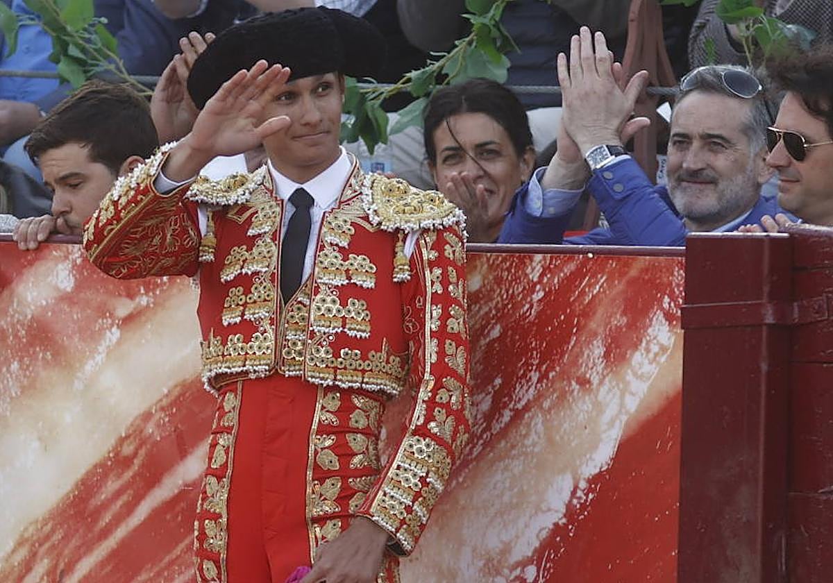 Manuel Diosleguarde, recogiendo una ovación del público.