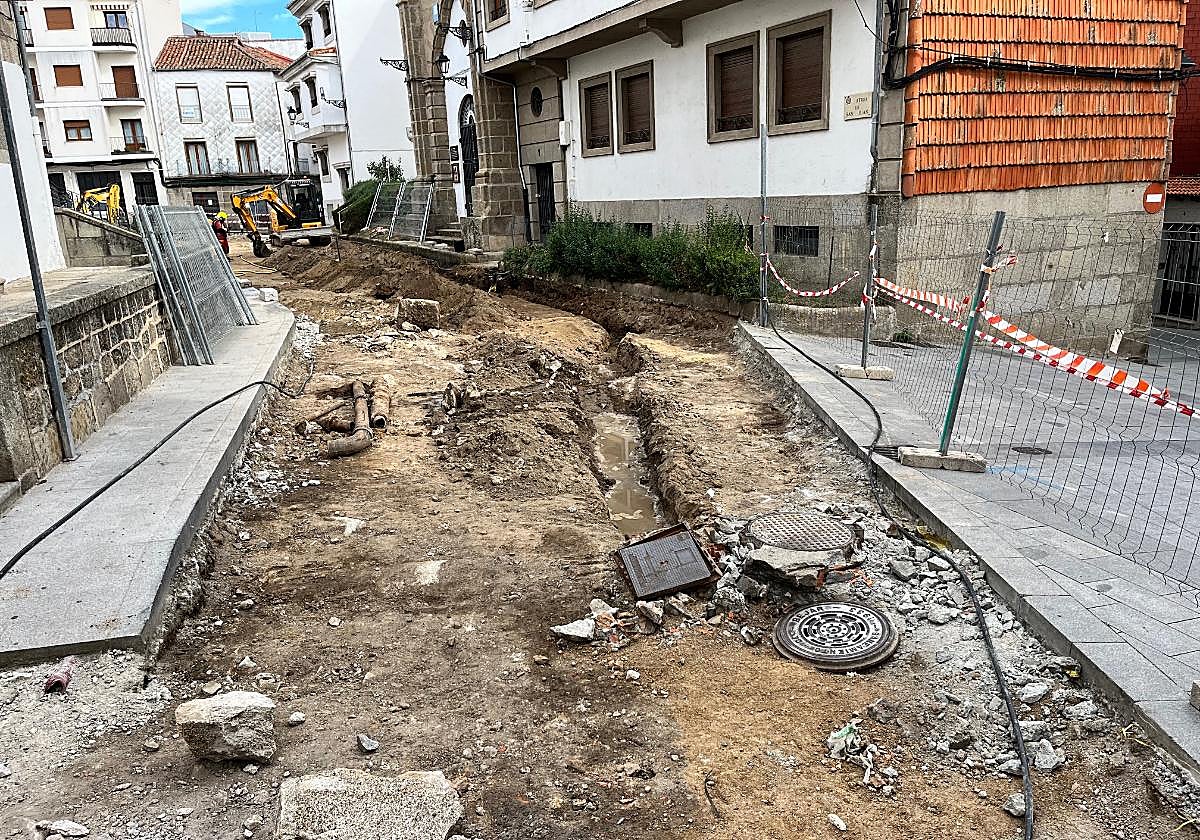 Imagen de las obras del barrio de San Juan en Béjar, que será asfaltado mañana.