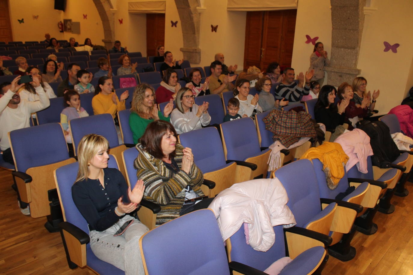 Flores, música y danza en Béjar por las víctimas de la violencia de género