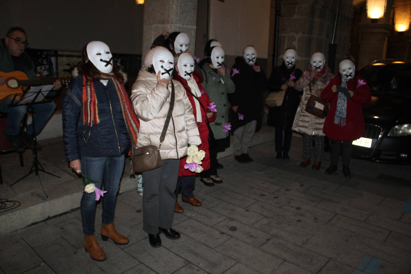 Flores, música y danza en Béjar por las víctimas de la violencia de género