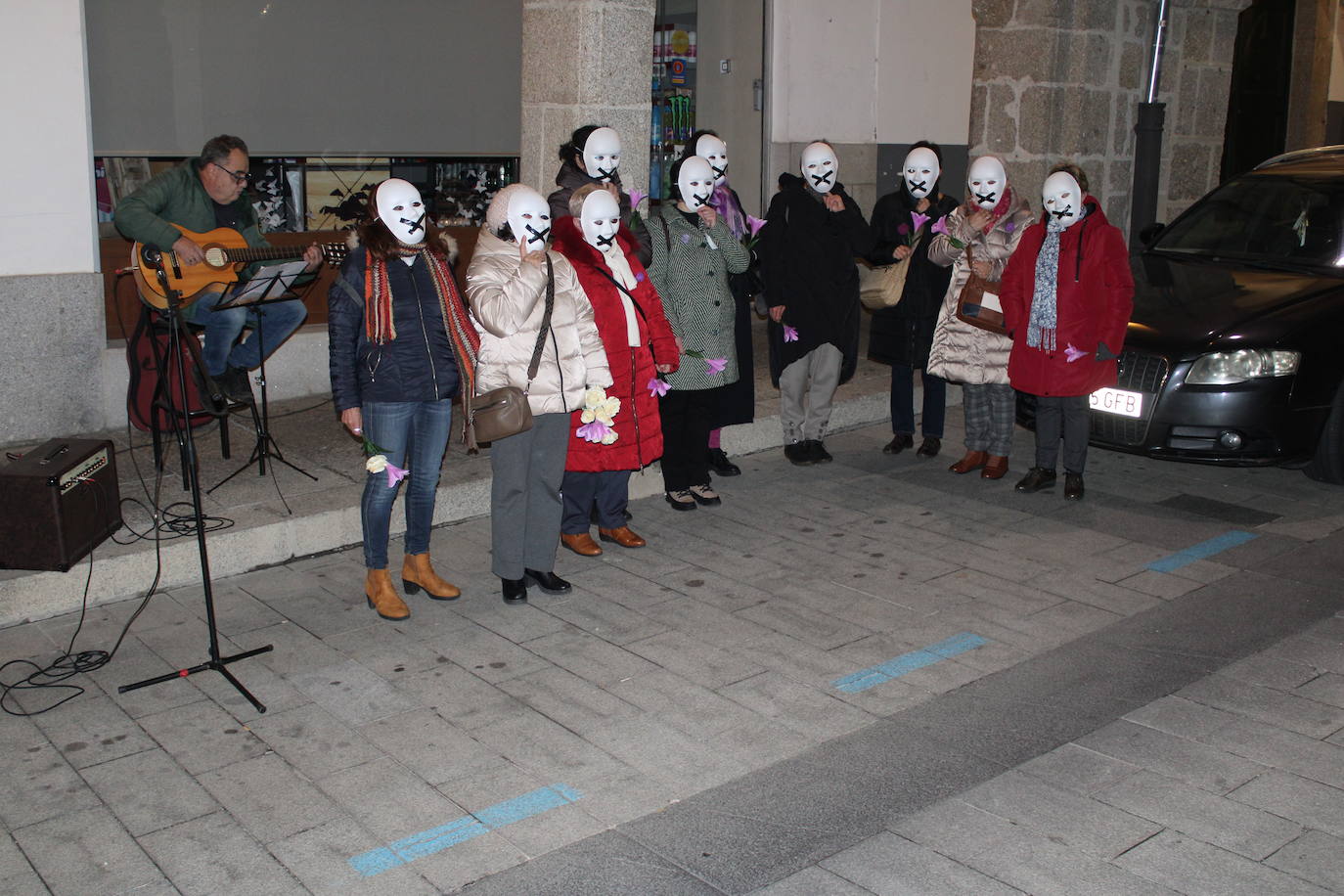 Flores, música y danza en Béjar por las víctimas de la violencia de género