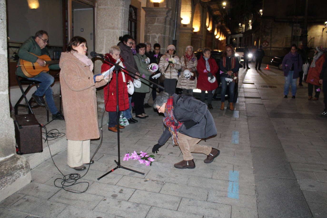 Flores, música y danza en Béjar por las víctimas de la violencia de género