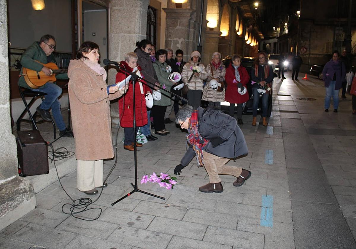 Flores, música y danza en Béjar por las víctimas de la violencia de género