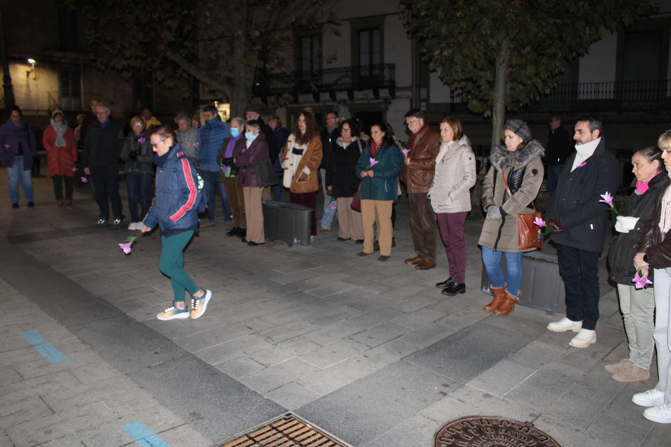 Flores, música y danza en Béjar por las víctimas de la violencia de género