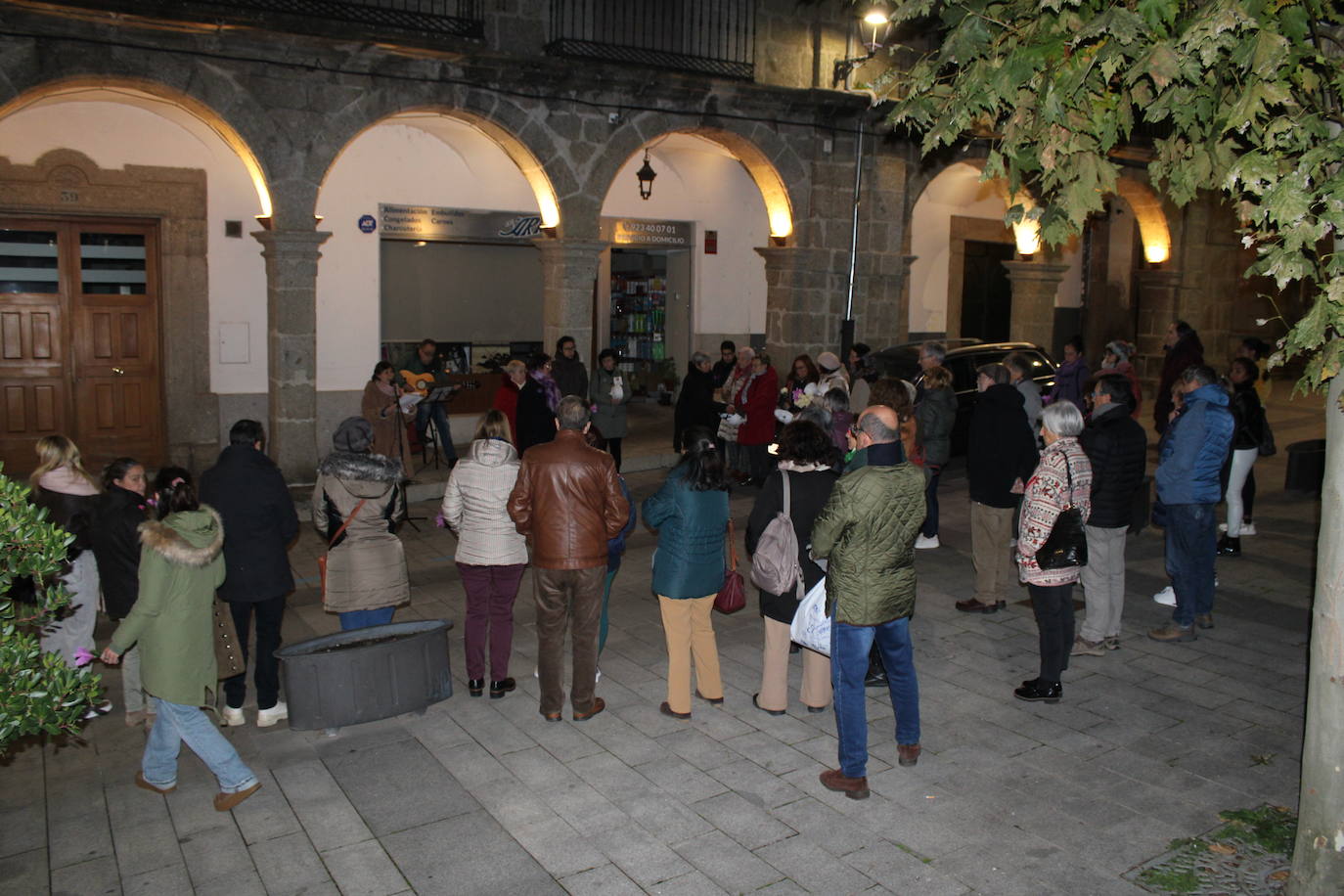 Flores, música y danza en Béjar por las víctimas de la violencia de género