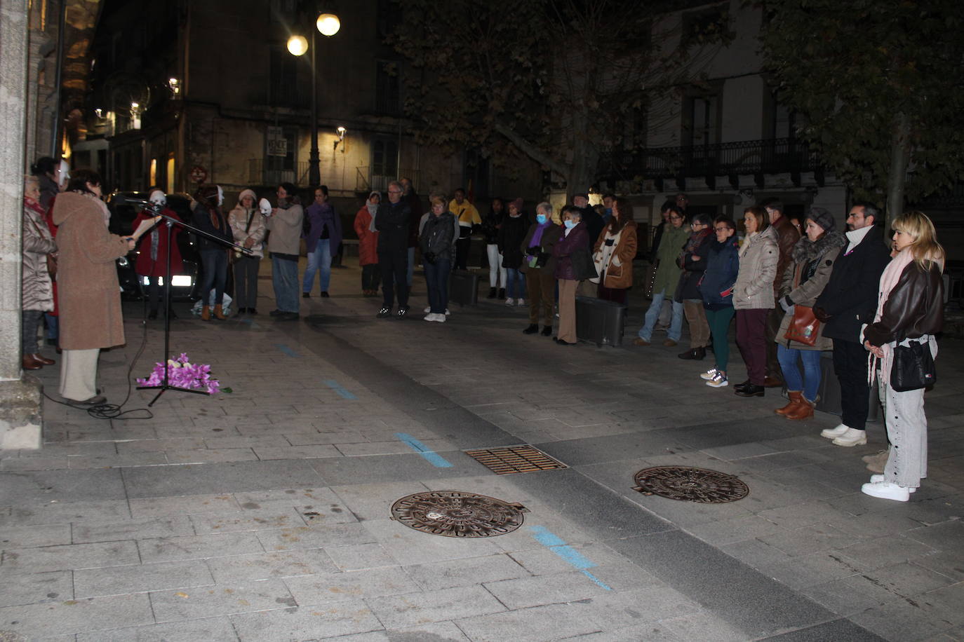 Flores, música y danza en Béjar por las víctimas de la violencia de género