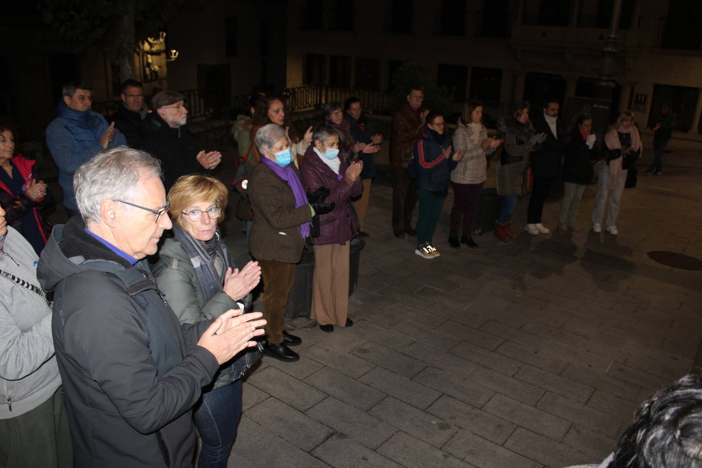 Flores, música y danza en Béjar por las víctimas de la violencia de género