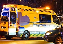 Una ambulancia, estacionada en la capital.