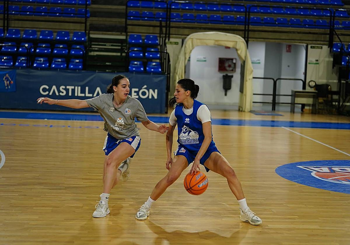 Iyana Martín defiende a Claudia Soriana en la última sesión preparatoria en el pabellón de Würzburg-Silvia Domínguez.