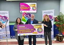 Instantes de la entrega del premio a José Álvarez y Ana Belén Acosta.