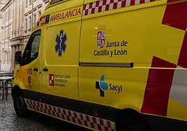 Una ambulancia, estacionada en la capital.