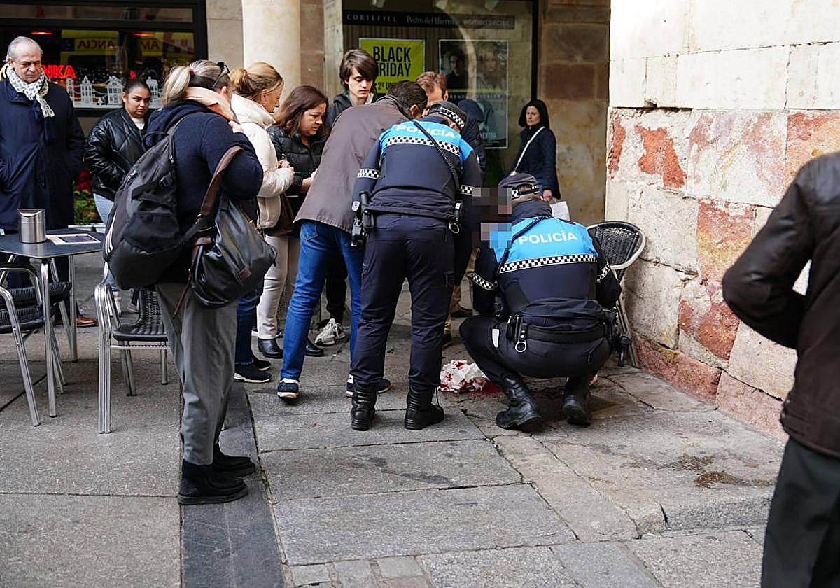 La Policía Local atiende a la mujer herida antes de la llegada de los sanitarios.