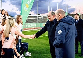 El presidente de Iberdrola, Ignacio Galán, durante su visita a la concentración de la Selección Española Femenina, junto al presidente de la Real Federación Española de Fútbol (RFEF), Rafael Louzán.