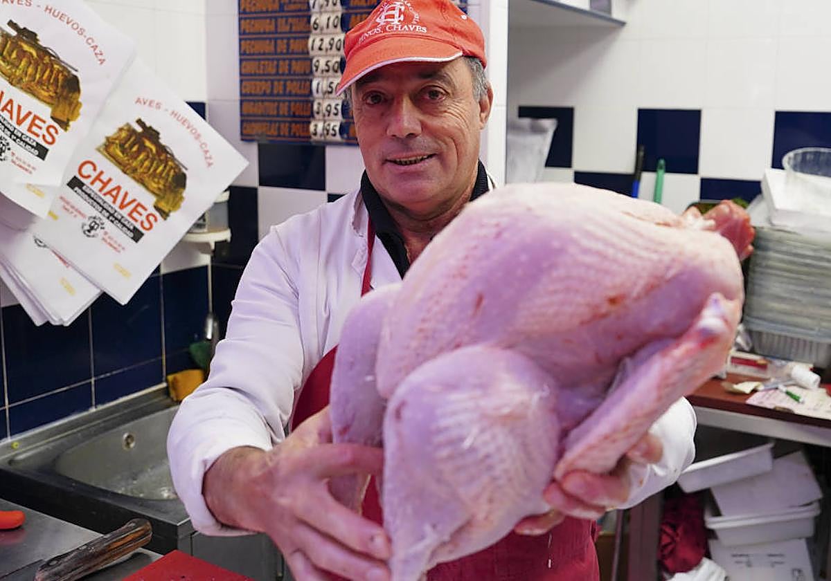 Emilio Chávez, mostrando un pavo.