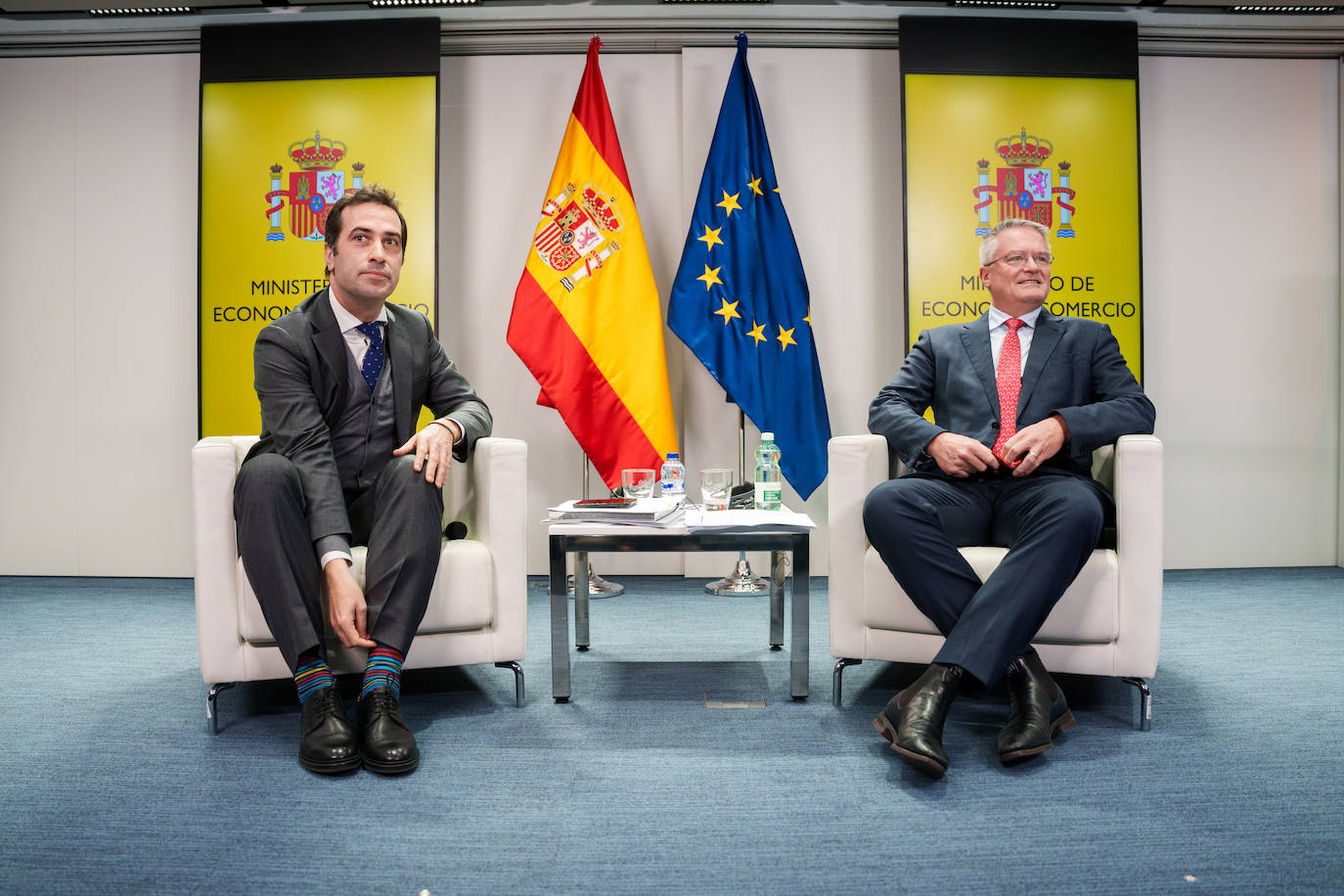 El ministro de Economía, Comercio y Empresa, Carlos Cuerpo (izquierda), y el secretario general de la OCDE, Mathias Cormann (derecha), presentan el 'Estudio Económico de España'.