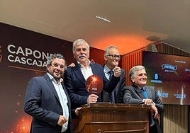 Germán Hernández, gerente de Casa Paca —segundo por la izquierda—, durante la subasta.